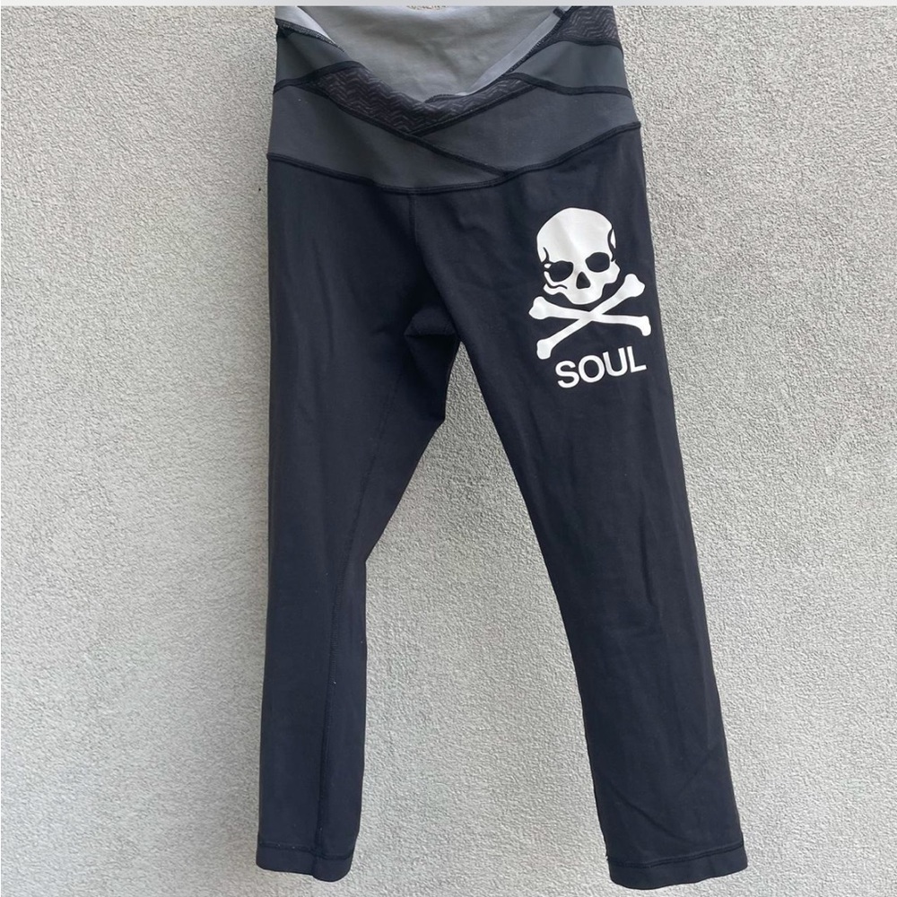 SOUL CYCLE LULULEMON Black and white skull & cross bones cropped leggings